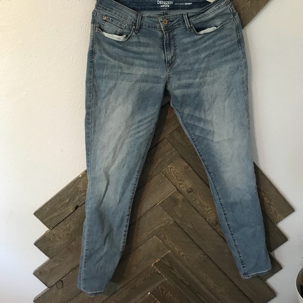 Light washed skinny jeans